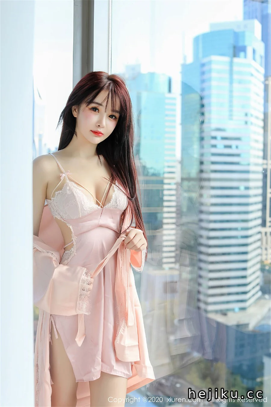 南初妹妹最新写真照片:从睡裙到职业装的百变造型