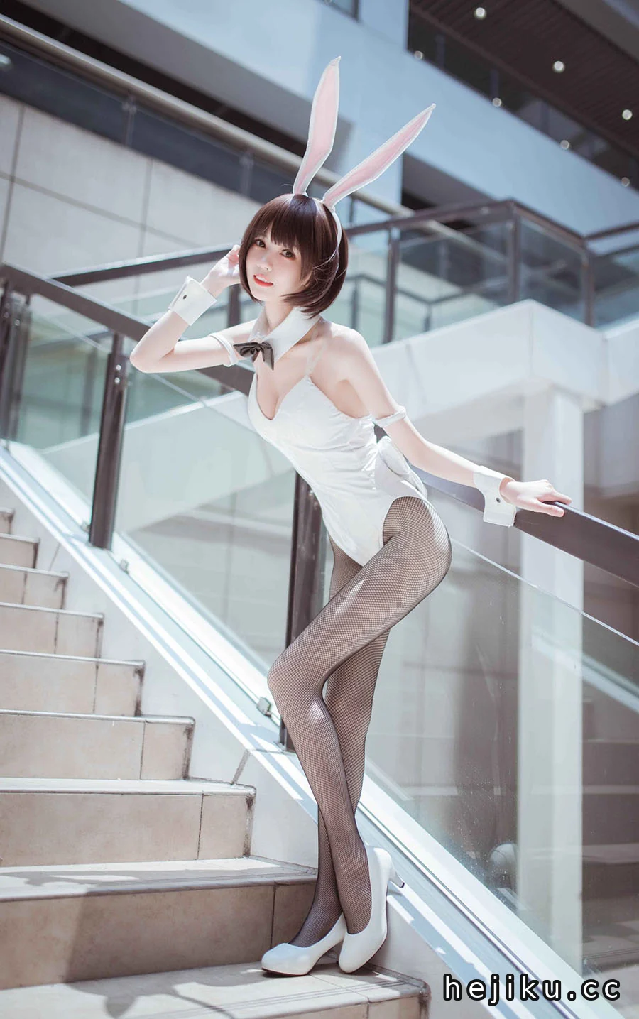 你的负卿cos全部作品图片：清纯校服与持枪少女的反差感