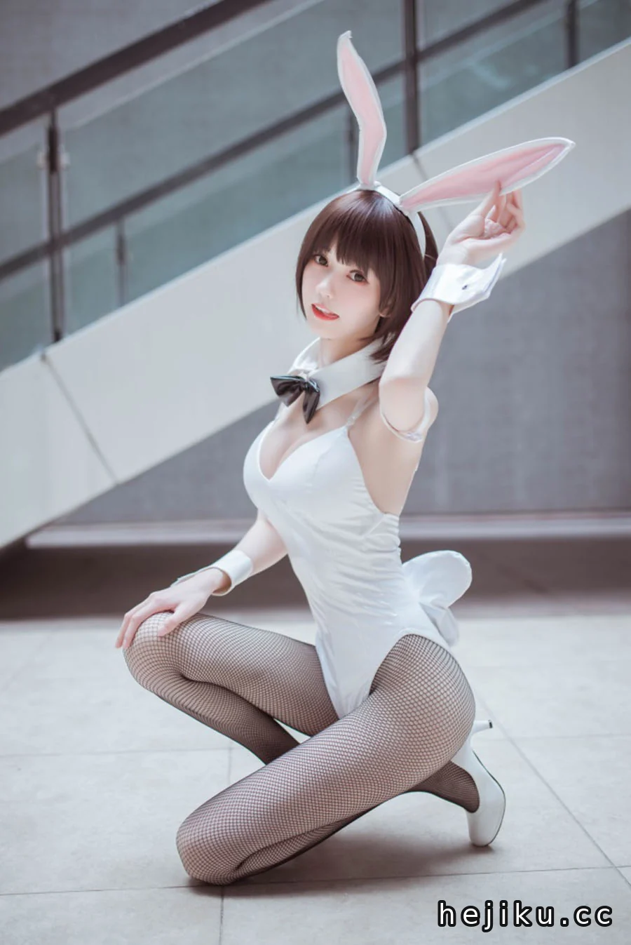 你的负卿cos全部作品图片：清纯校服与持枪少女的反差感