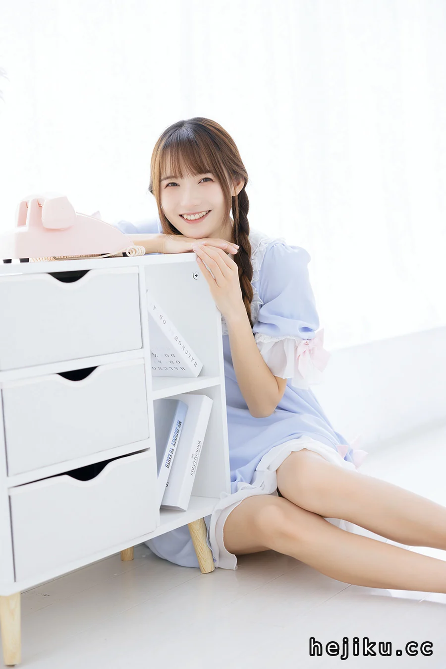 兔子Zzz不吃胡萝卜图片集：向日葵下的元气少女与她的cos日常