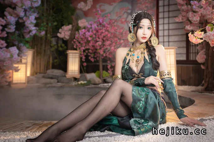 雯粥粥i视频图片整理，172cm长腿coser的福利照与微博资料