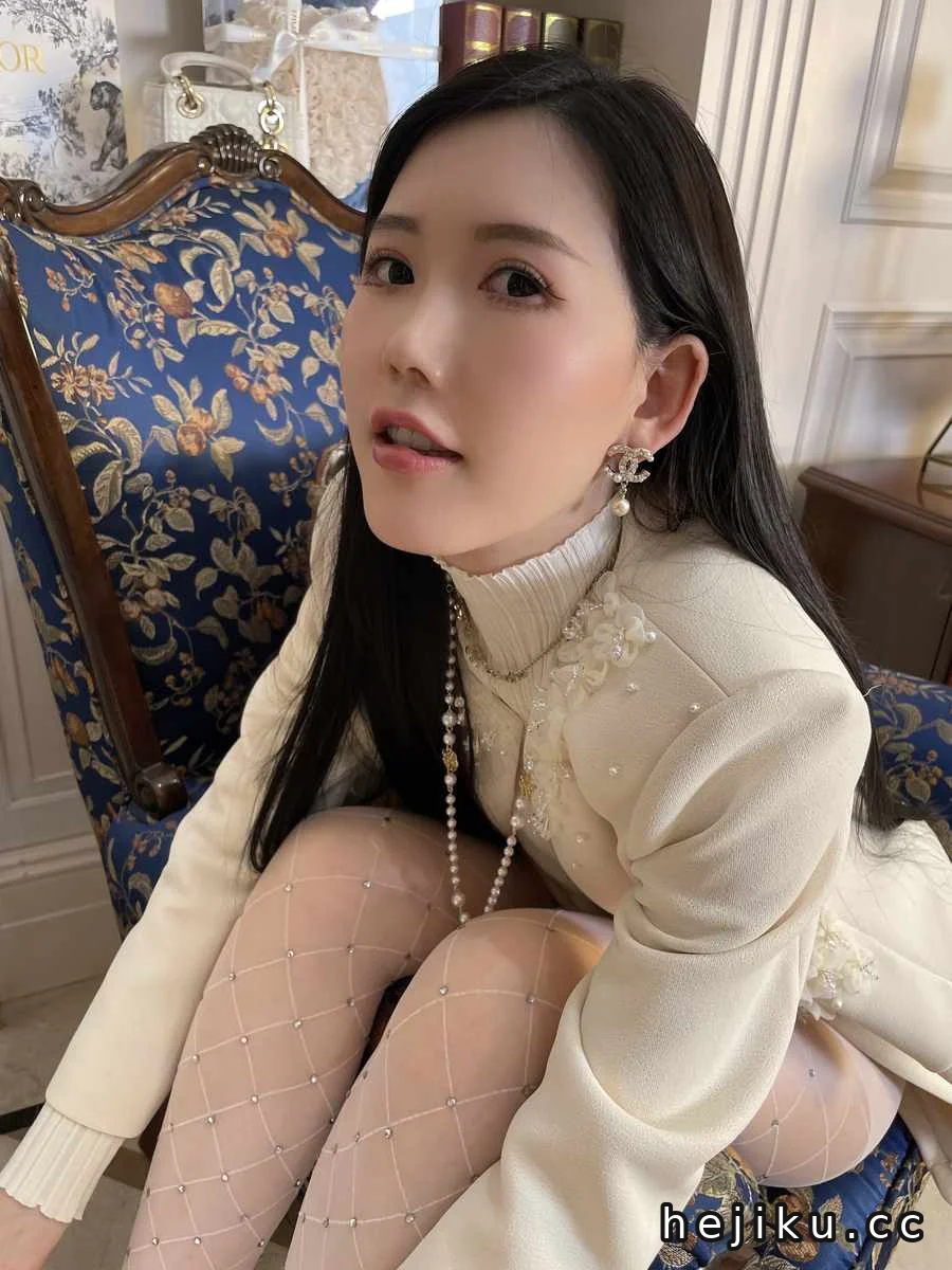 Chloe霏霏写真图片合集:温柔治愈系轻熟名媛风写真赏析