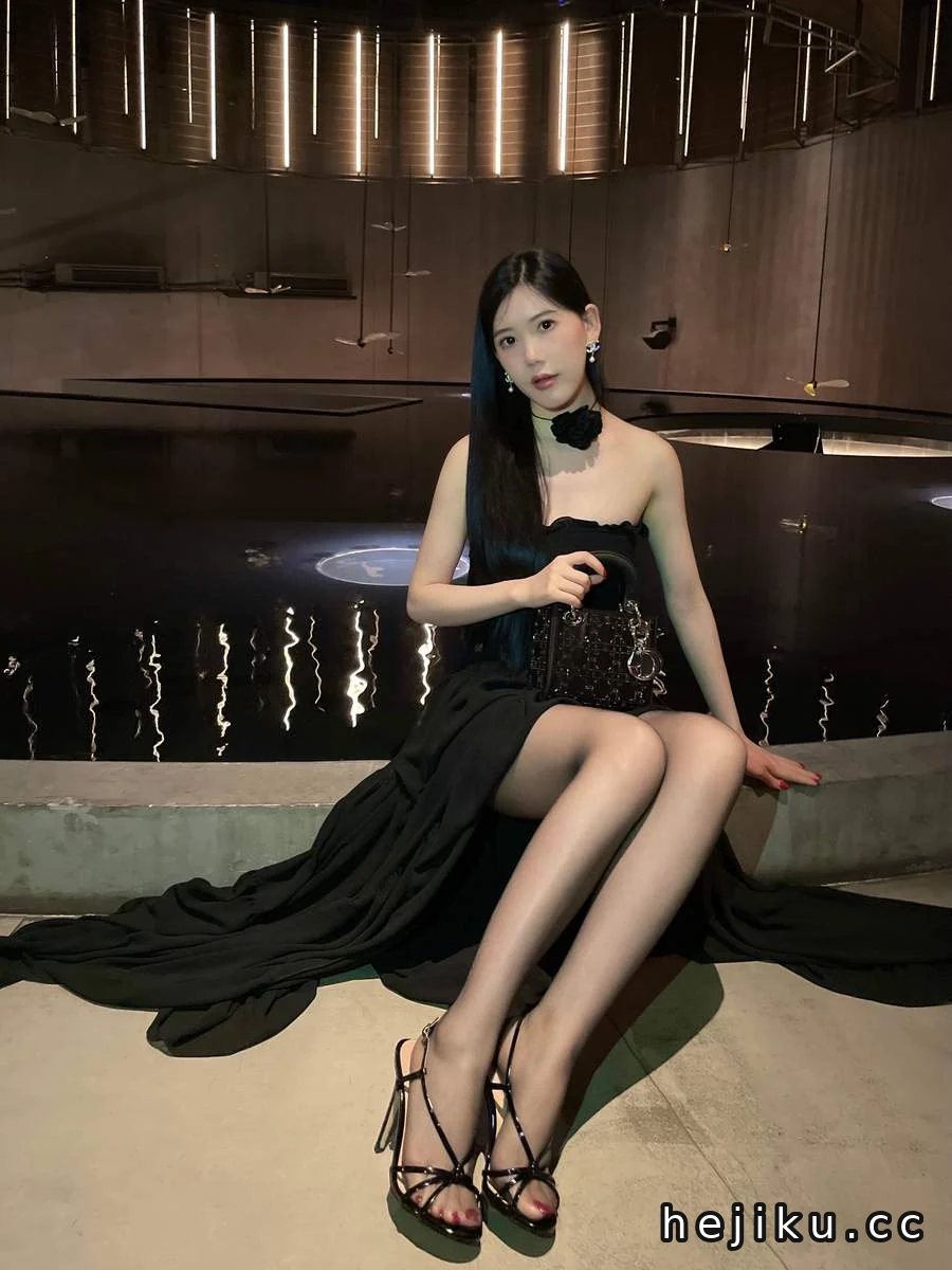Chloe霏霏写真图片合集:温柔治愈系轻熟名媛风写真赏析