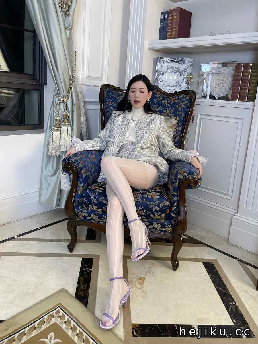 Chloe霏霏写真图片合集:温柔治愈系轻熟名媛风写真赏析