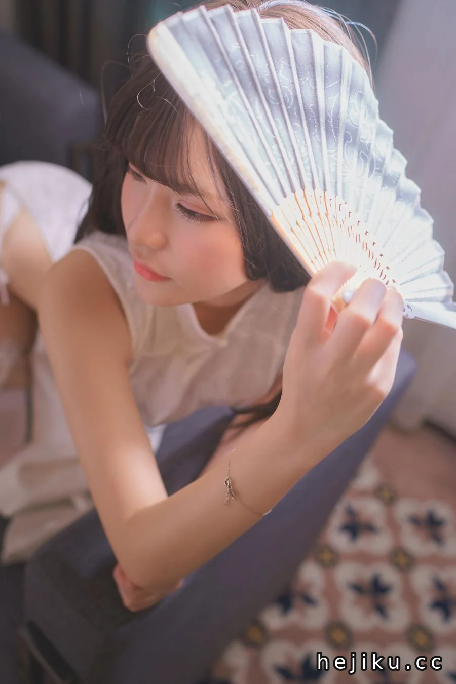 前羽写真图片合集:梦幻花间主题人像写真里的四组造型