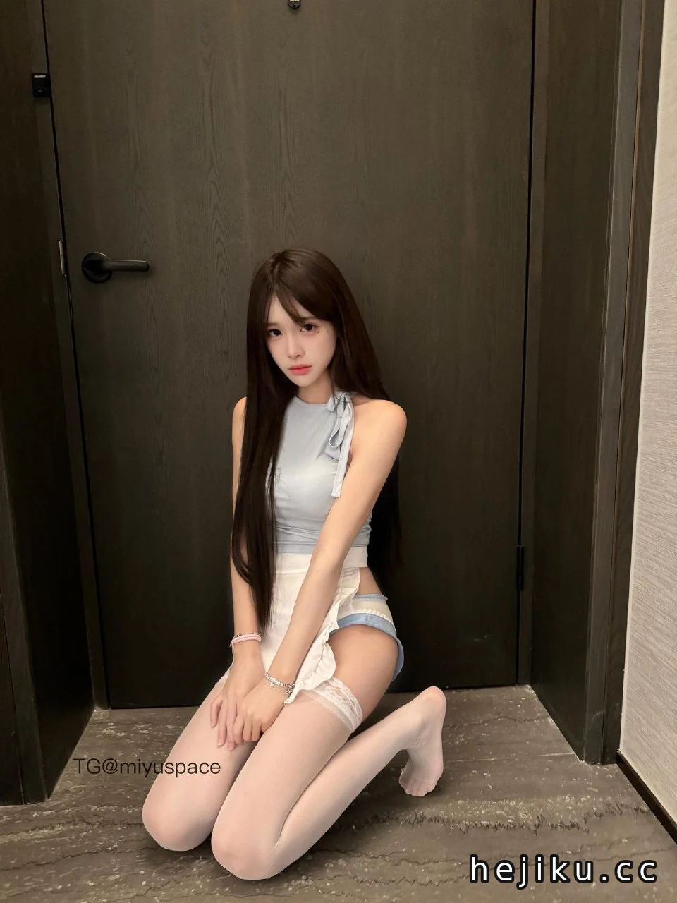 肖雅婷最新视频图片资源全集:三组居家造型的清新风格与光影细节